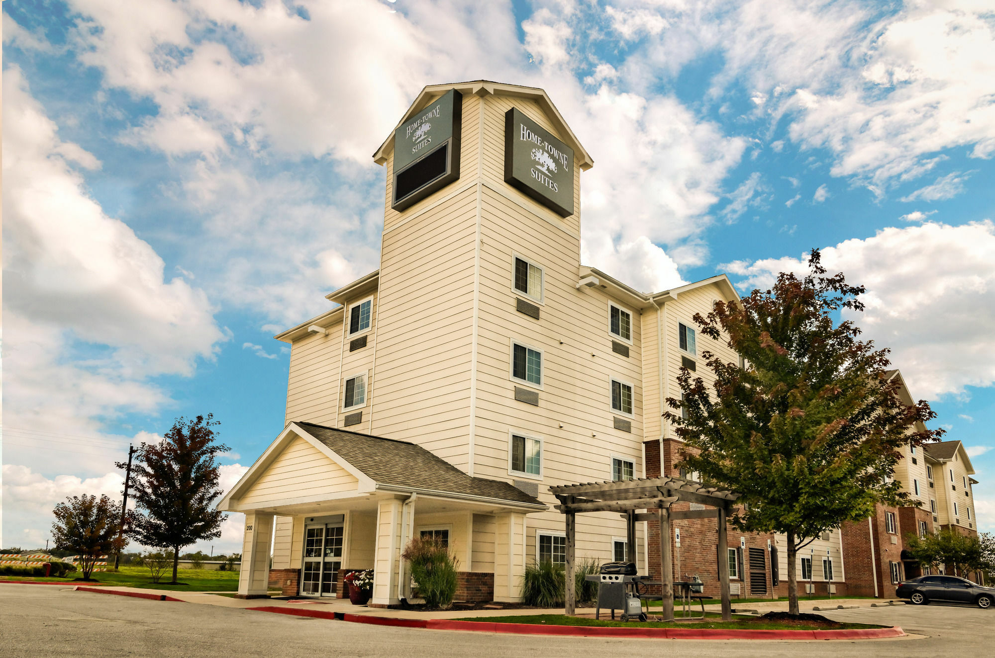 Hometowne Studios & Suites By Red Roof Bentonville Exterior photo