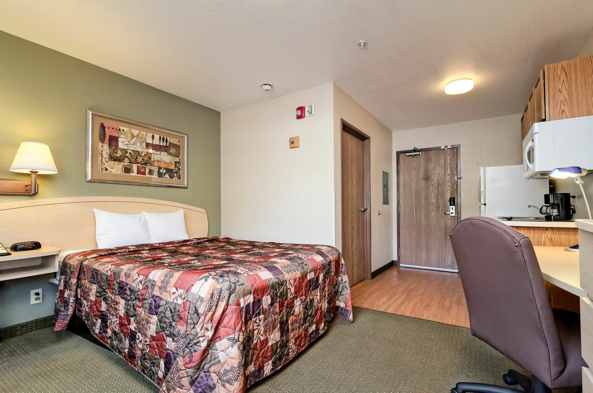 Hometowne Studios & Suites By Red Roof Bentonville Exterior photo